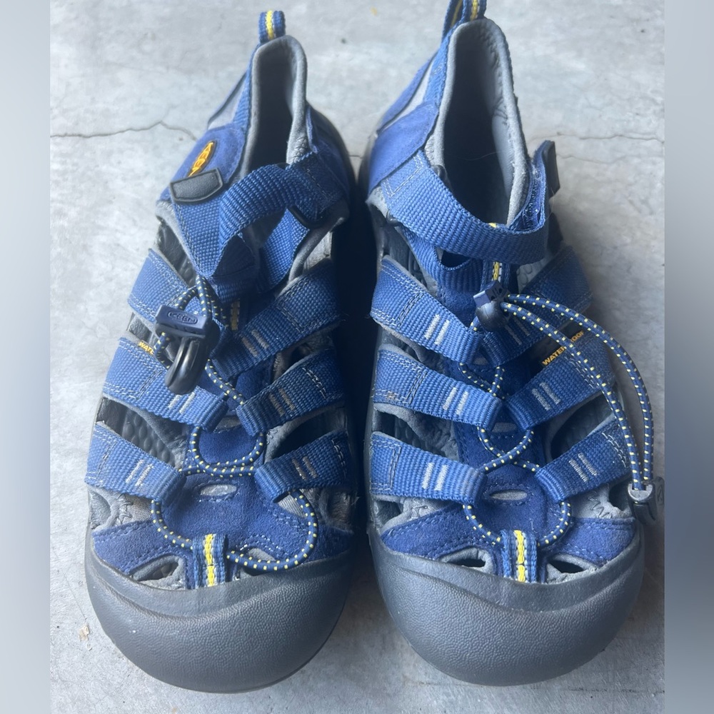 Keen Big Kids' Newport H2 sandals size 5